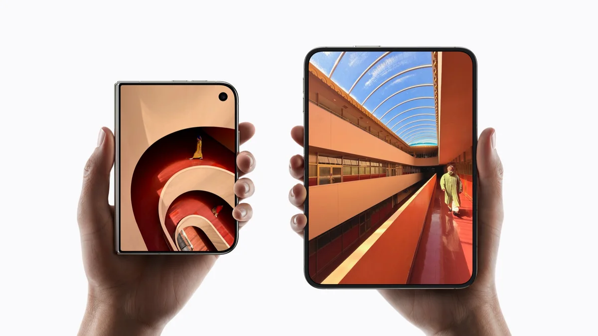Duas mãos segurando o iPhone Duo, um fechado e outro aberto